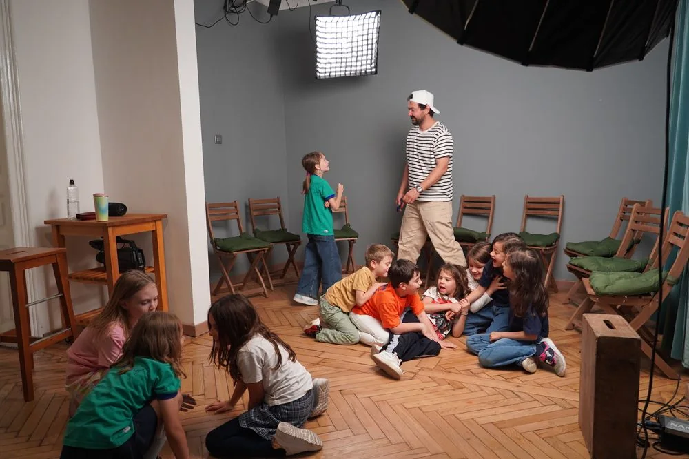 Grupă de copii la exercițiu de improvizație în studioul RH Casting