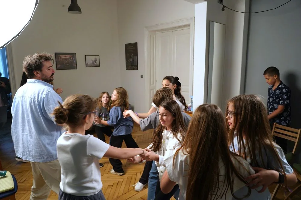 Joc de grup pentru încredere și conectare la cursul de actorie pentru copii