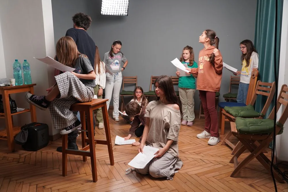 Copii repetând un scenariu la cursul de actorie de film RH Casting