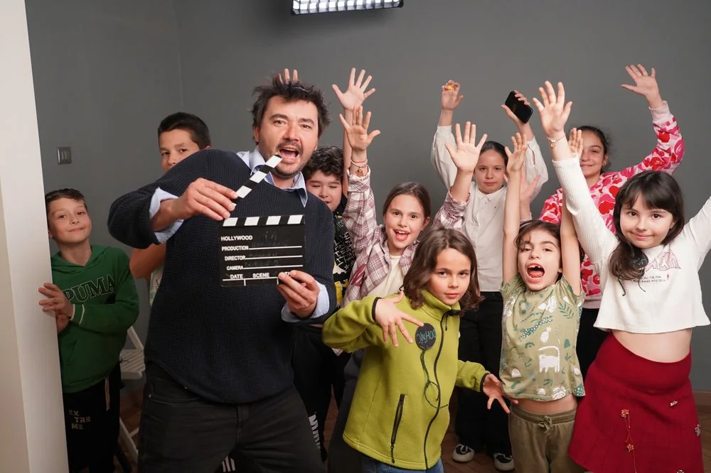 Trainerul cu clacheta și copiii entuziaști la cursul de actorie de film RH Casting