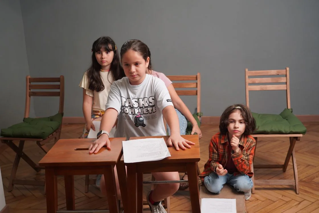 Copii construind o scenă cu recuzită la cursul de actorie de film