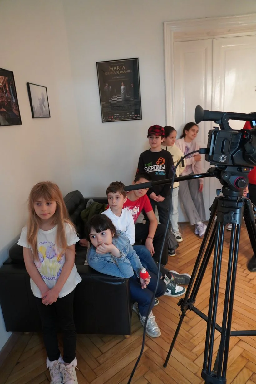 Copii urmărind filmarea lângă camera profesională la academia RH Casting