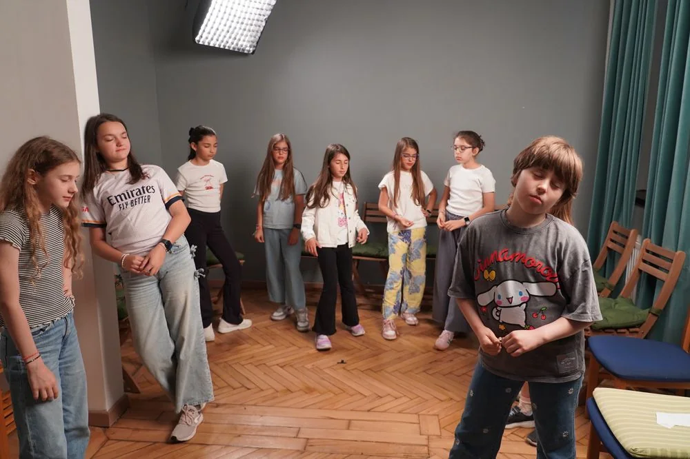 Copii la exercițiu de mișcare scenică și prezență, curs de actorie București