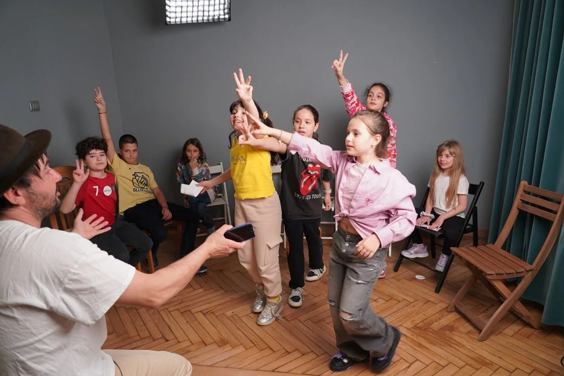 Joc de mișcare și energie la cursul de actorie pentru copii, București