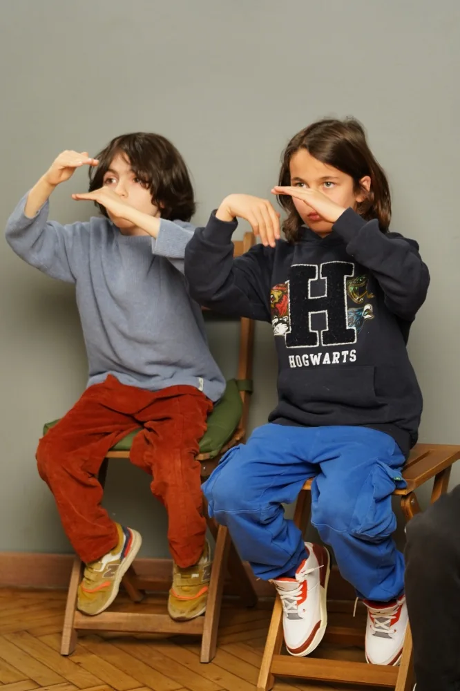 Curs de actorie pentru copii București — doi copii imită un cadru de film cu mâinile